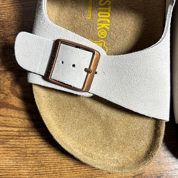 Birkenstock Women Cream Sandals with Brown Buckles Size 37 - Picture 4 of 13